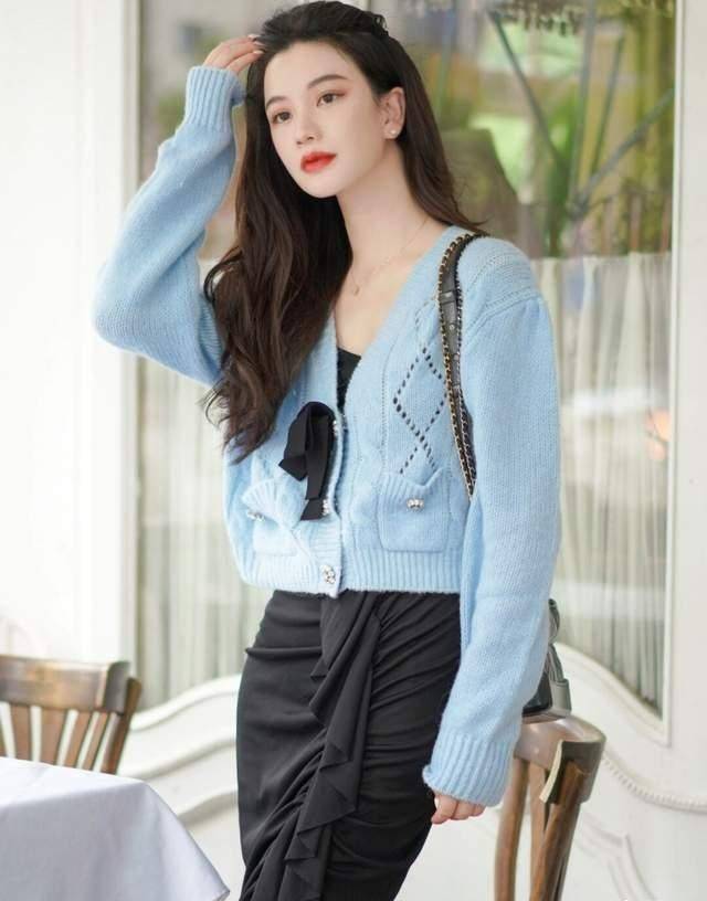 的优点 如何穿出精致小女生，毛衣+半身裙时髦又保暖？6款推荐可示例照搬
