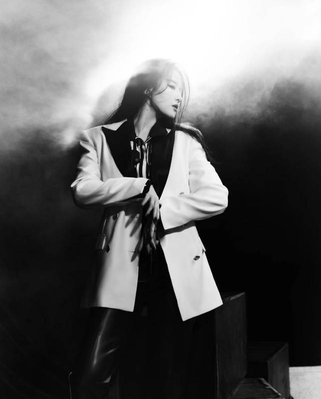 皮质 刘亦菲代言人气场全开！皮裤搭西装罕见不出错，绝美容颜不容小觑