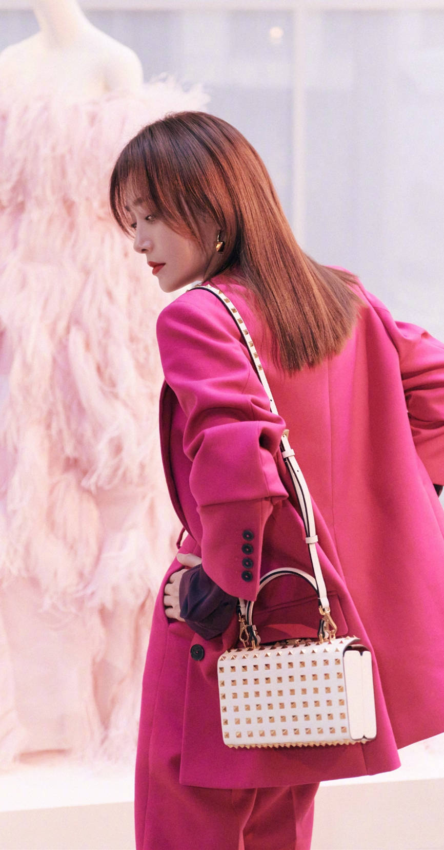 西装 秦岚真是一位“潮姐”，穿土味西装搭配衬衫，都秀出了性感身姿