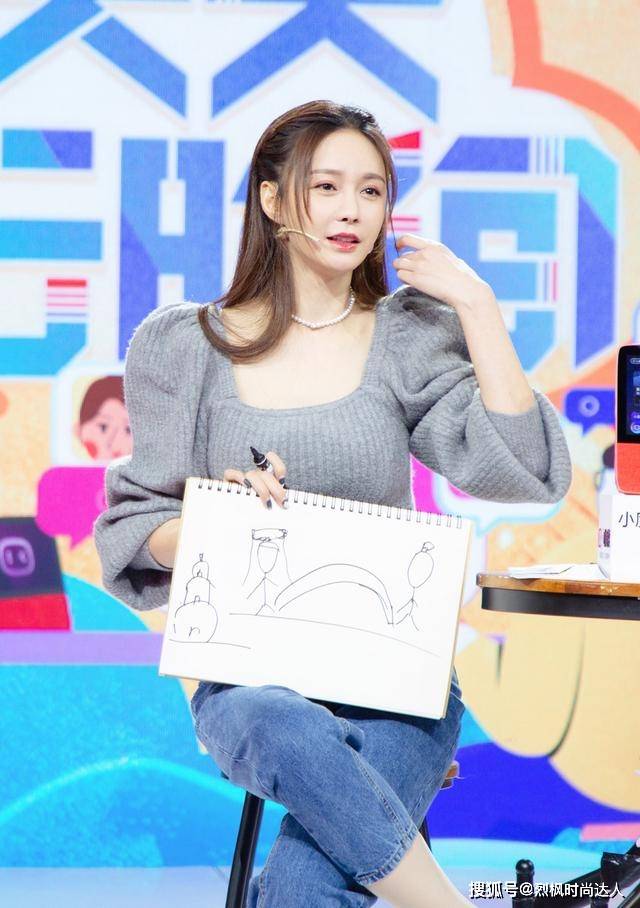 黑色 沈梦辰复工没长胖！针织衫配牛仔裤蛮腰吸睛，夸张泡泡袖显脸小