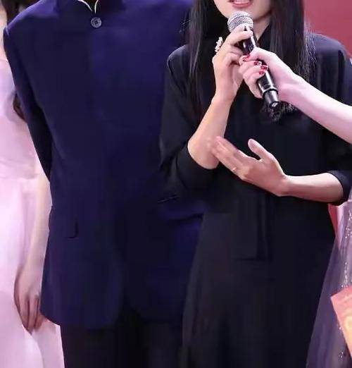 方法 张艺谋长女越来越美，穿黑色长裙优雅迷人，同框老爸气场丝毫不输