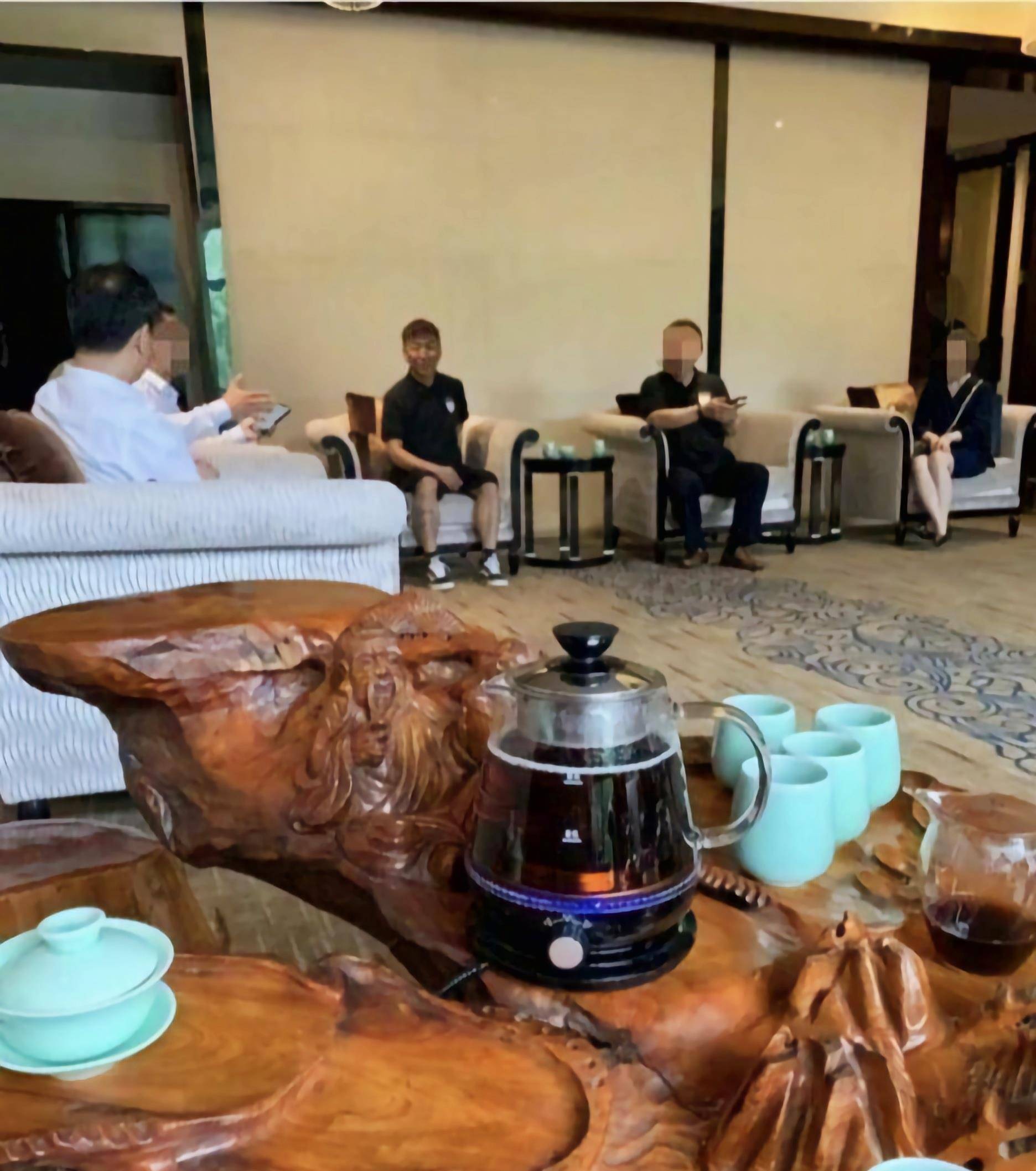 身材 44岁陈羽凡近照曝光，油腻发福变颓废大叔，却仍稳居C位受关注