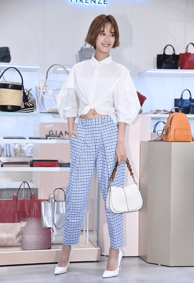 身材 黄子佼小19岁妻子孕后状态真不错，穿衬衫配短裤，踩高跟鞋无压力