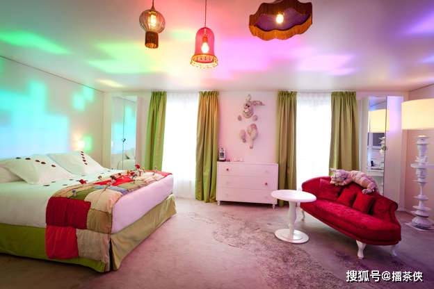 爱丽丝梦游仙境套房在巴黎的旅游商业区里,有这样一家极具特色的酒店