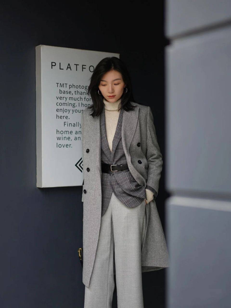 层次 今年,突然火了一种搭配:“大衣+高领衫”!看着时髦穿着还保暖