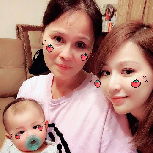 长发|王心凌母女郊游,白毛衣配丸子头显俏皮,王妈妈长发披肩有女神范