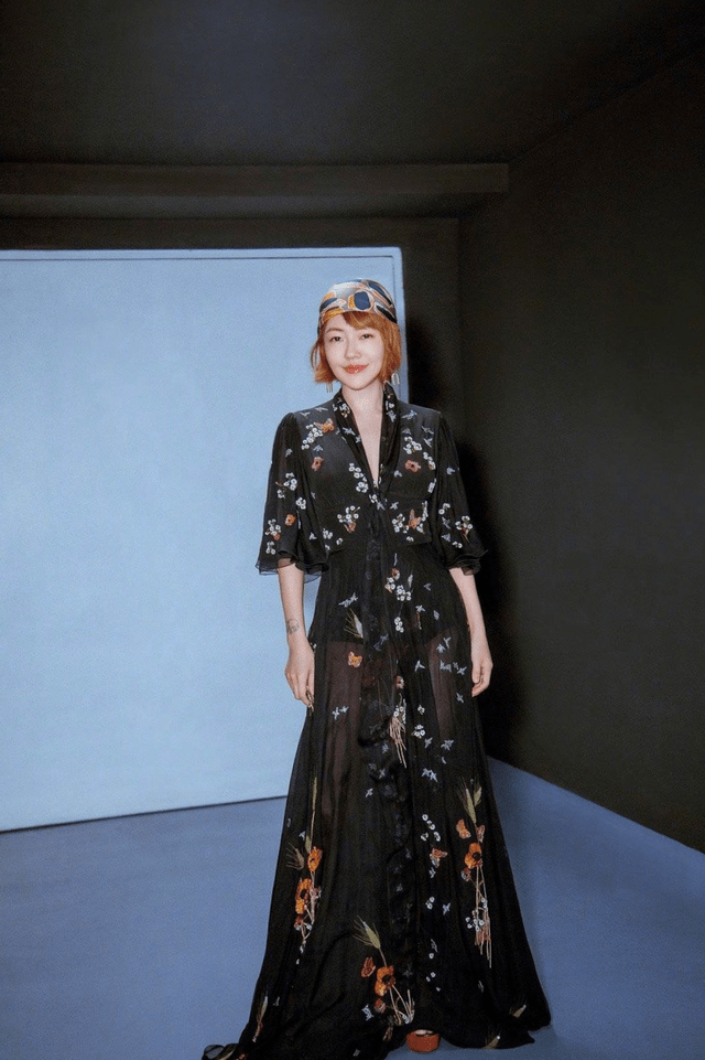 设计 小S难得正经美一回！穿黑色蕾丝连衣裙浪漫精致，眼神迷离太撩人