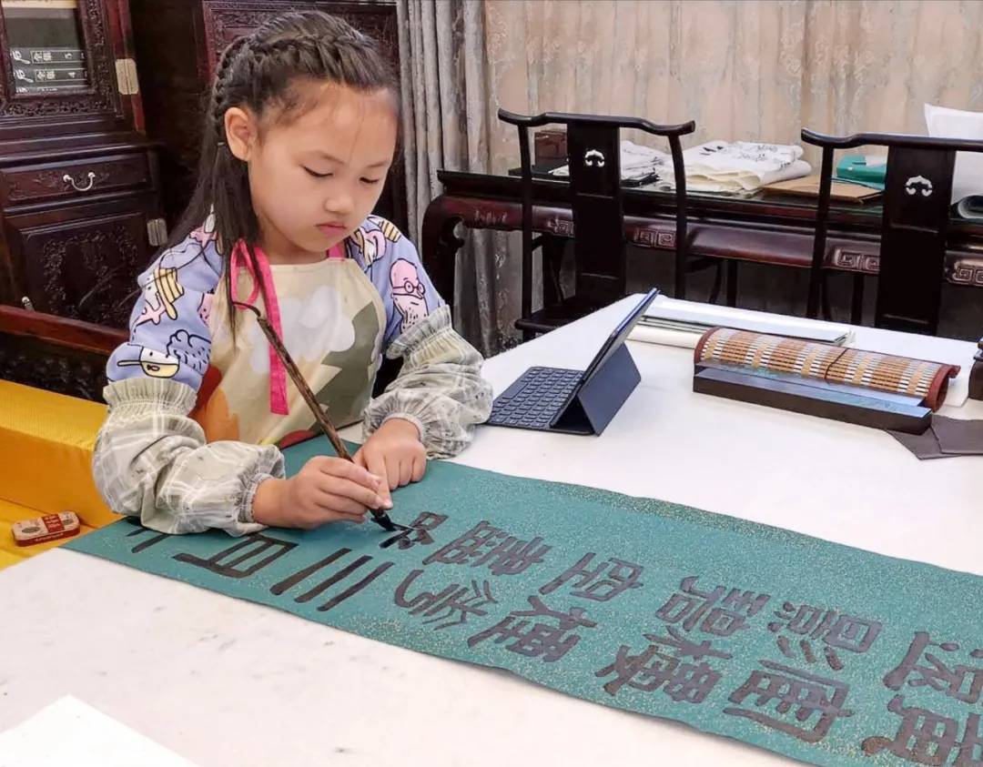 刘家辰刘家辰,青岛市崂山区实验学校三年级学生,自幼受家庭熏陶喜爱