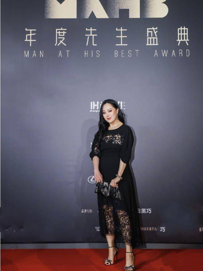 生活 章小蕙低调走红毯，穿黑色蕾丝配波浪卷发，57岁了依然风韵犹存