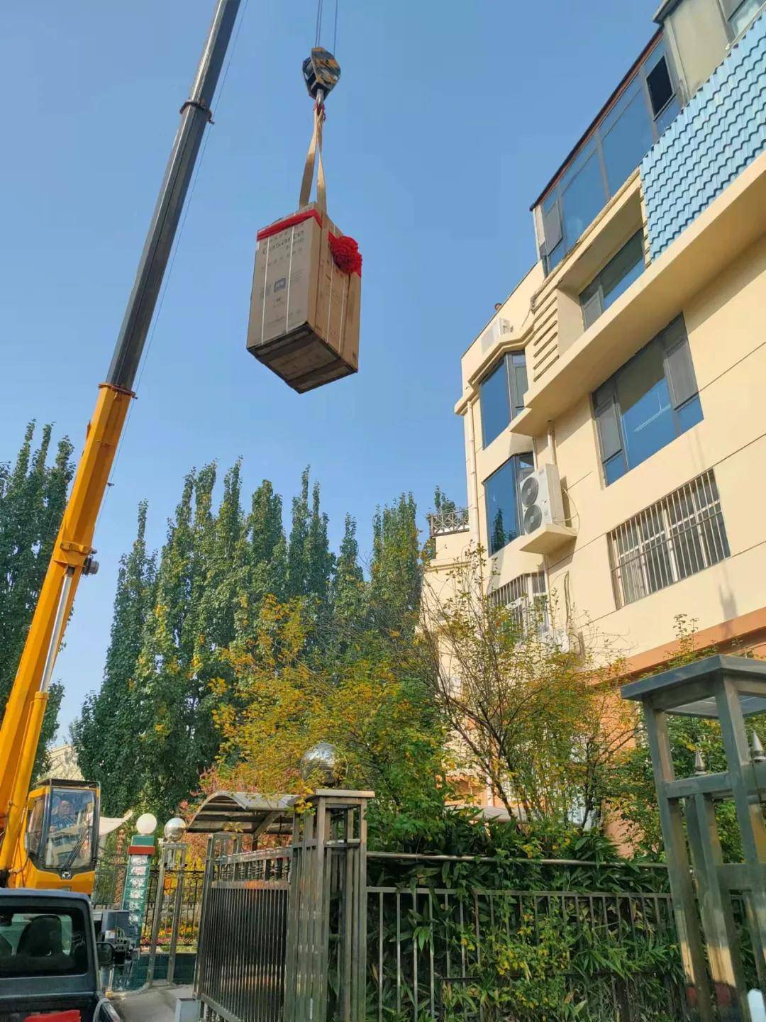 高層住房洗衣機入戶困難怎麼辦?卡薩帝竟叫來了吊車,不愧是七星級服務