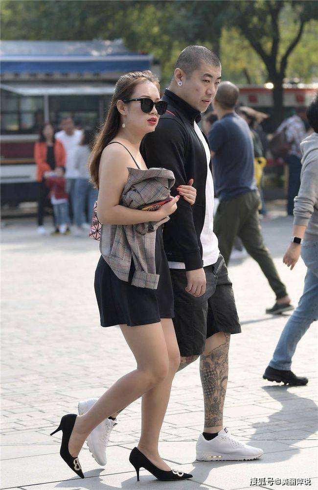高跟鞋 美女街拍：爱美的姑娘，要习惯搭配高跟鞋，搭配出不一样的味道