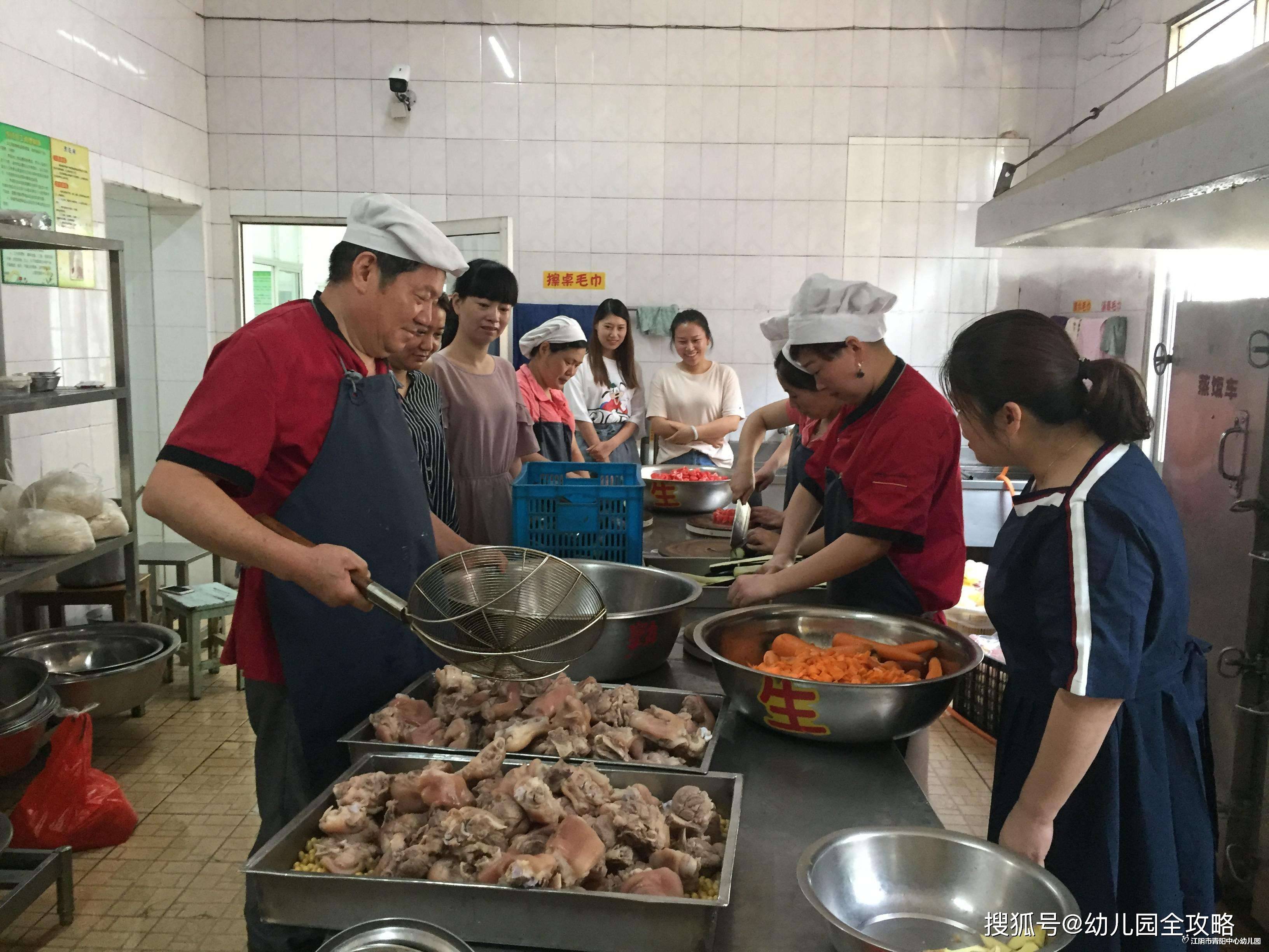 家长|10万一年的幼儿园用冷冻肉，被前厨房阿姨实名举报，家长：太心痛