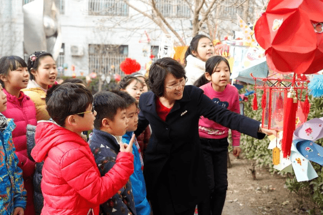 北京市海淀区万泉小学校长景小霞在日常变革中追求卓越