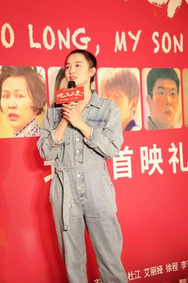 漂亮 在后台拍到宋佳，穿皮裙烫卷发好漂亮，有40岁女性的知性优雅！