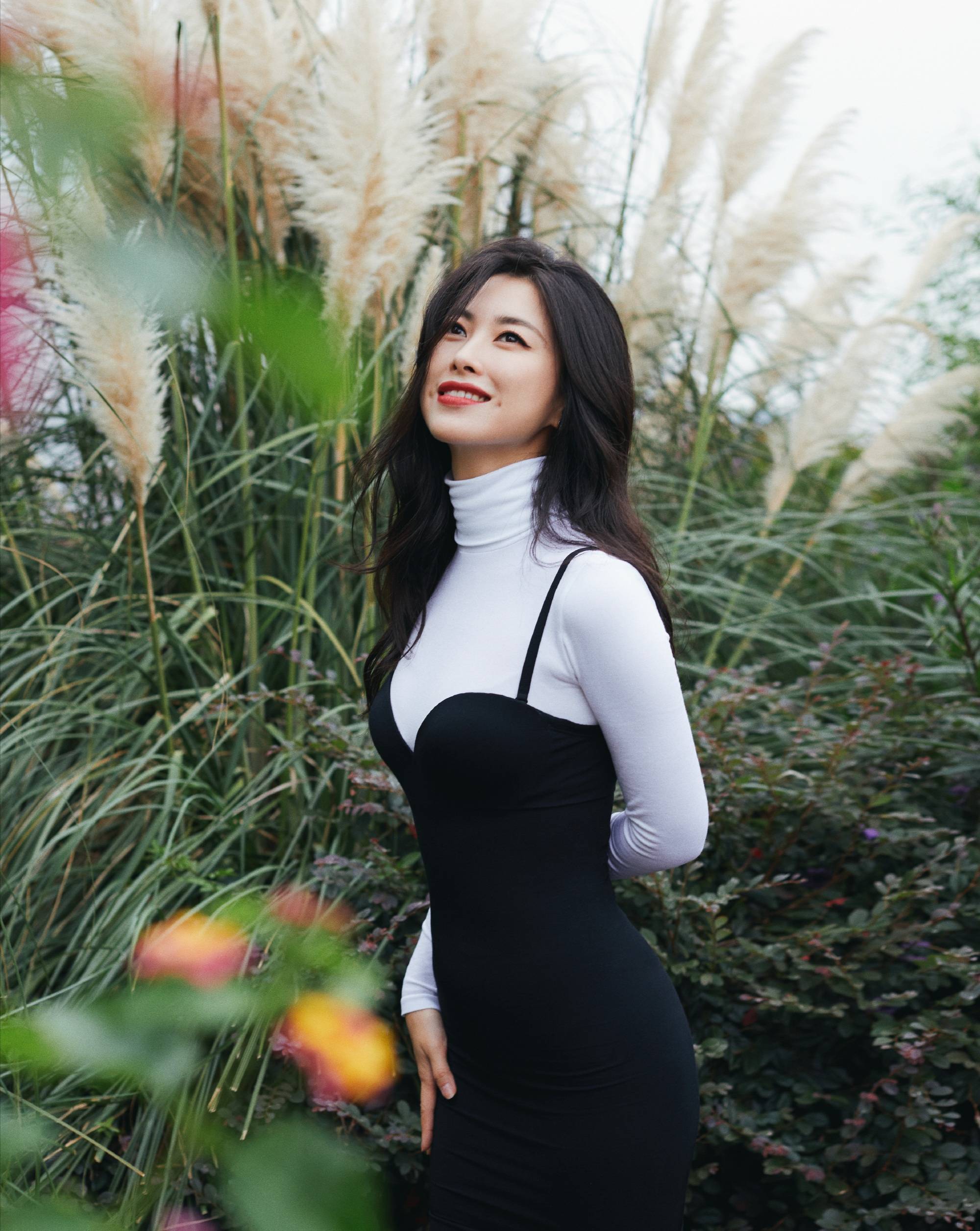 朱珠 港风美人朱珠天生好气质,吊带内搭高领衫身材姣好