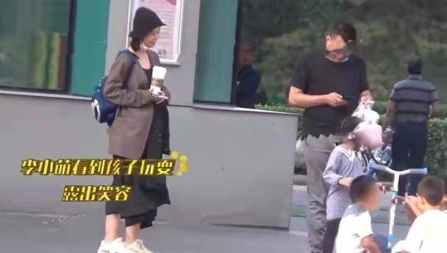 李小萌 36岁李小萌挺孕肚接娃，穿吊带裙全身白到发光，素颜更显幼态了