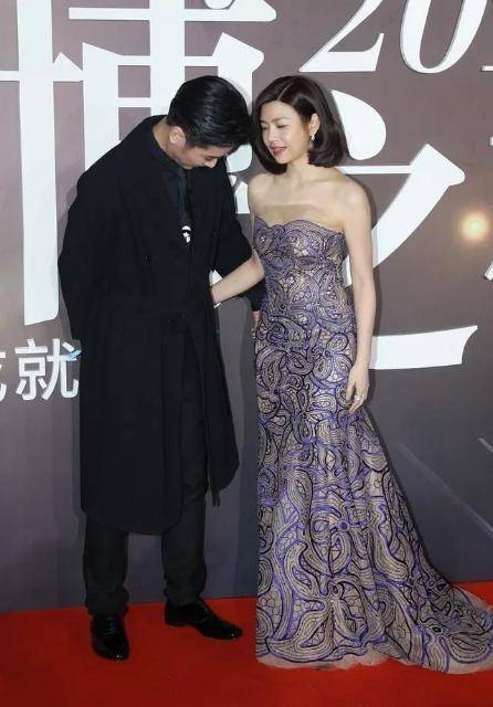 黑色 陈妍希陈晓同框！陈妍希一袭印花抹胸裙优雅性感，笑容灿烂惹人羡
