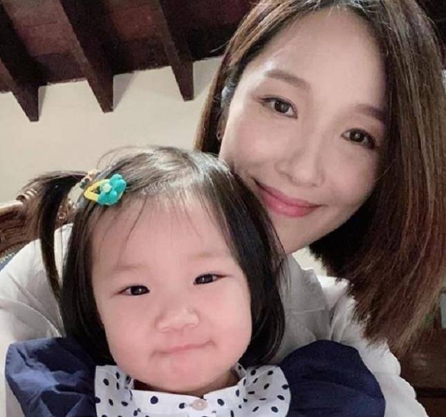 王祖蓝|36岁李亚男诞下二胎，晒出全家福大宝吸睛，网友：越来越好看