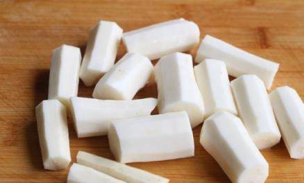 时节|春夏时节来碗汤，滋补玉米与排骨相互碰撞，别有一番风味