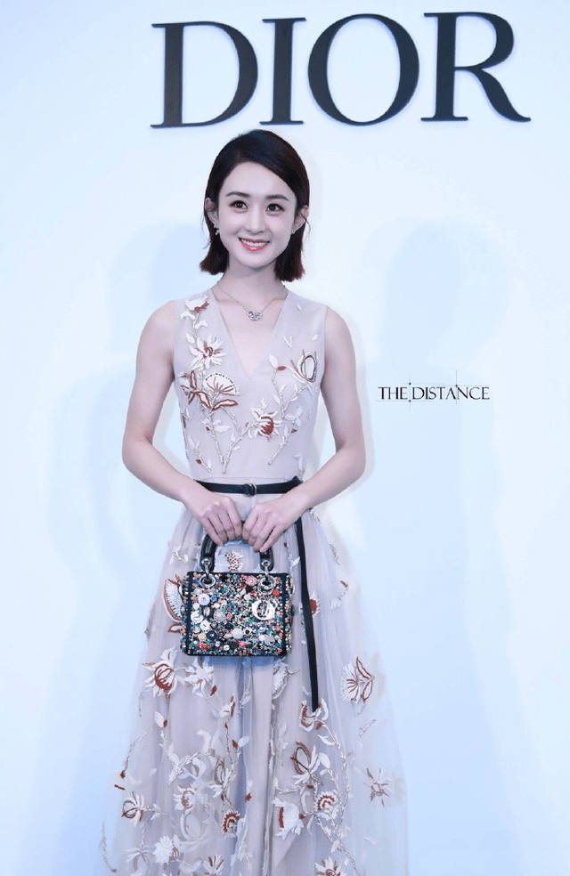 设计 赵丽颖当妈后气质还那么清新甜美！裸色连衣裙优雅娴静，高级精致