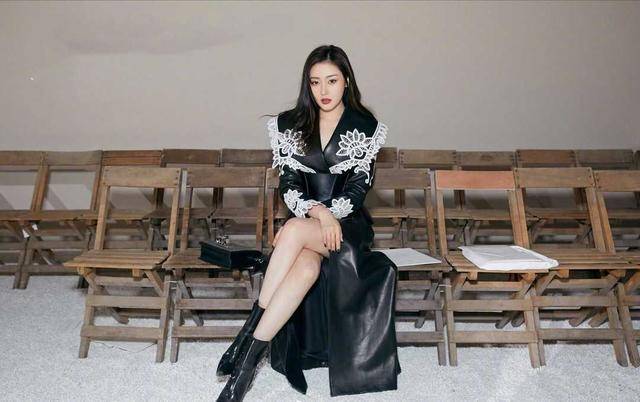 黑色 张天爱真是美到骨子里了!身穿皮质连衣裙性感霸气,气场全开