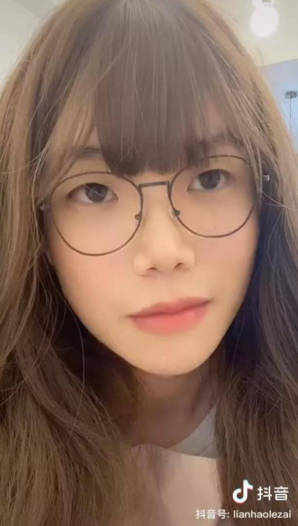 再用眼镜遮挡眼窝,颧骨这些会突显骨相的部分,加上抖音滤镜加持,就是