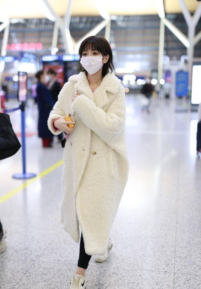 感觉 常见的大衣咋能穿出气质？毛晓彤的技巧值得借鉴，让你变得不普通