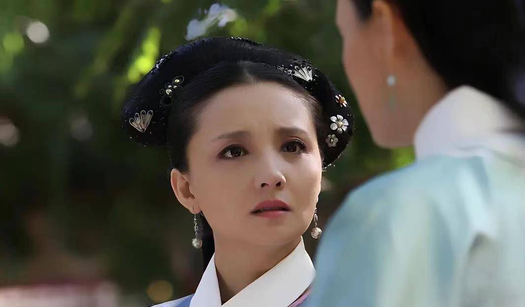 剧照模特出道的热依扎因为热爱表演,才考上的北京电影学院表演系.