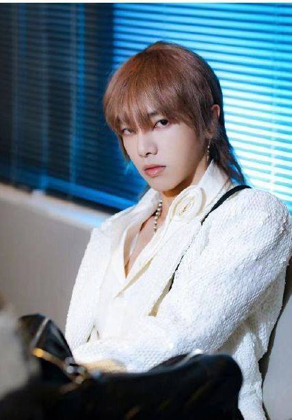 下巴|粉丝晒与华晨宇合照？本人被赞温柔可爱，网友调侃：像韩国人