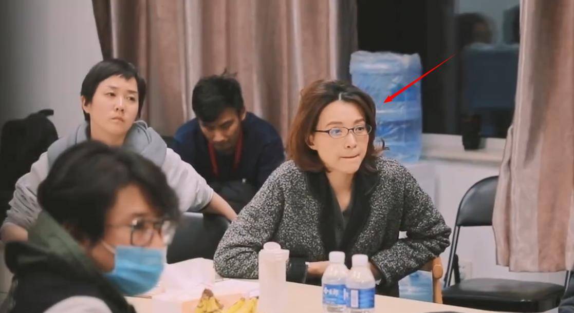 菜园|董卿私下工作状态罕曝光!手捂暖水袋众人跟随,现身菜园超接地气