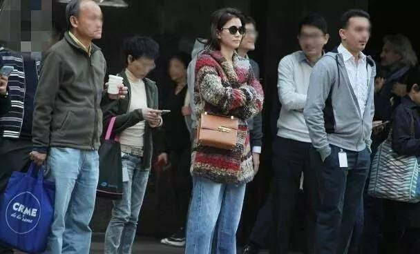 一身 袁咏仪上街私服很随意，可以说是典型的“大妈”风格！
