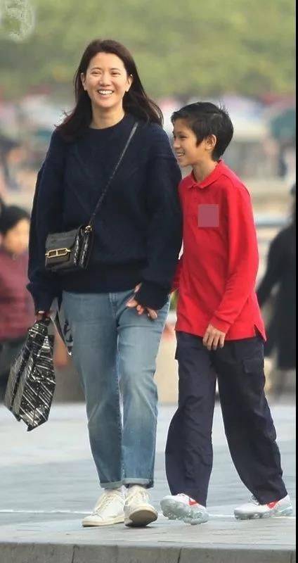 一身 袁咏仪上街私服很随意，可以说是典型的“大妈”风格！