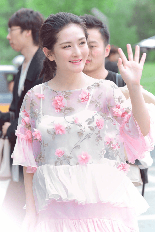 感觉 谢娜真的太爱“少女风”，穿粉色印花连衣裙清新甜美，少女感爆棚