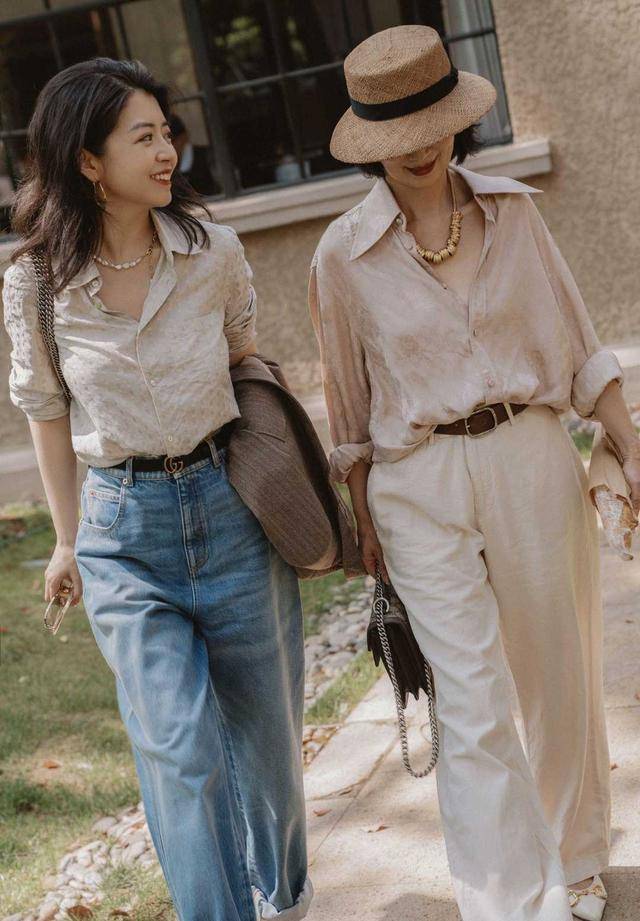 三木 三木和母亲穿衣“全网最好看”，衬衫搭配牛仔裤，母女秒变姐妹花