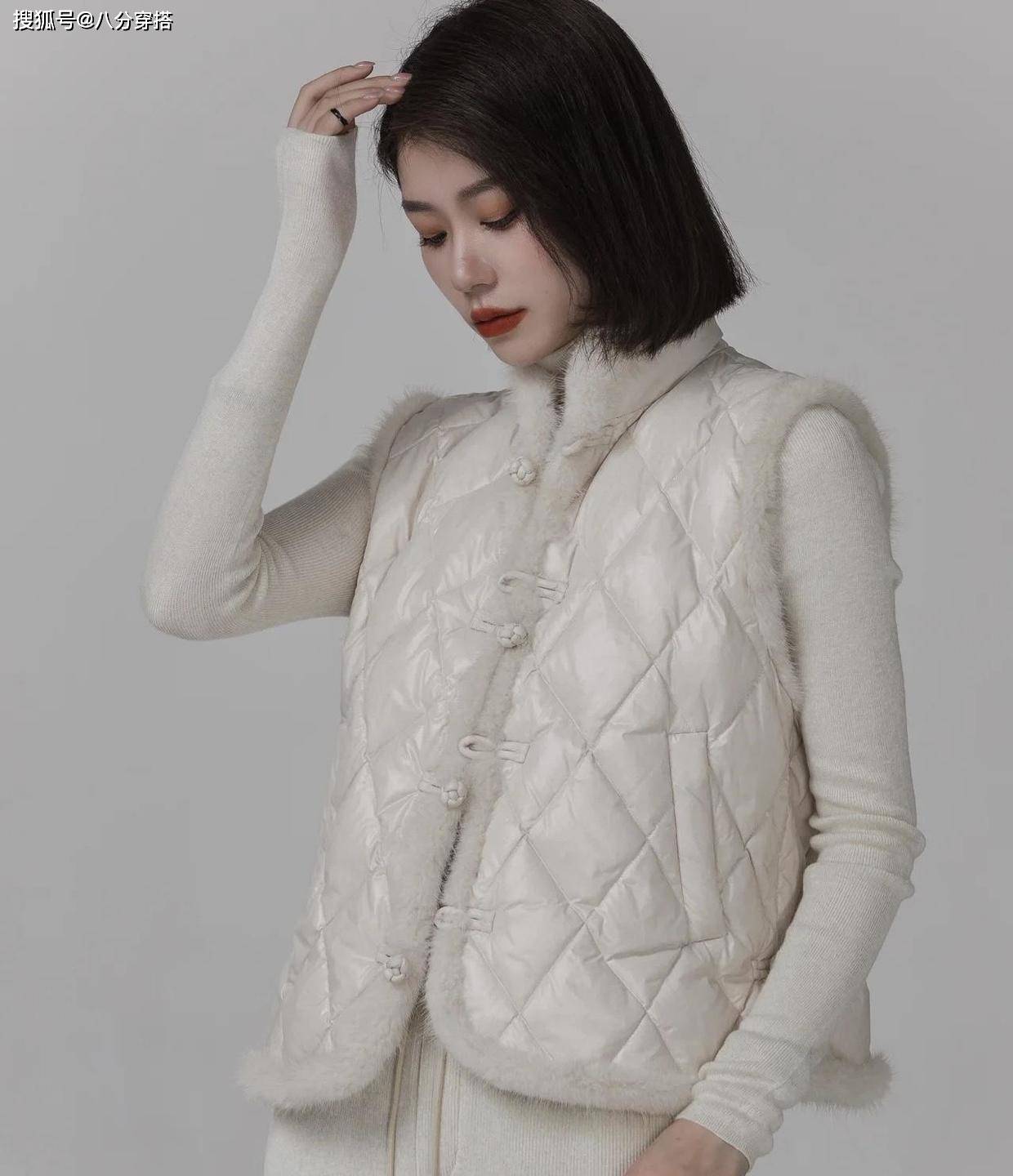 进行 羽绒服太显胖了?试试羽绒马甲叠穿的搭配,保暖舒适又减龄