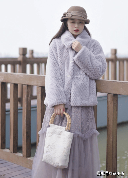 魅力 穿衣有品味的女人，都会选择毛茸茸的外套，这么打扮太高级了！