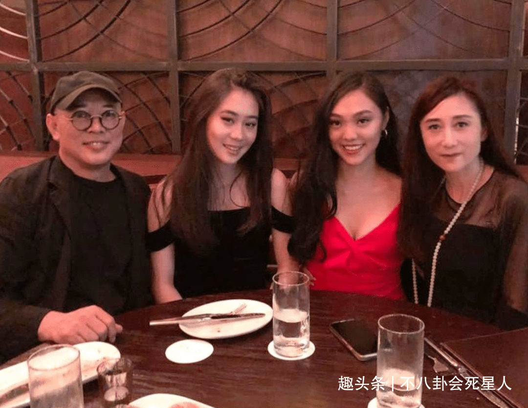 脸盘李连杰两个女儿化浓妆很成熟，大脸盘子不像利智，李连杰基因强大
