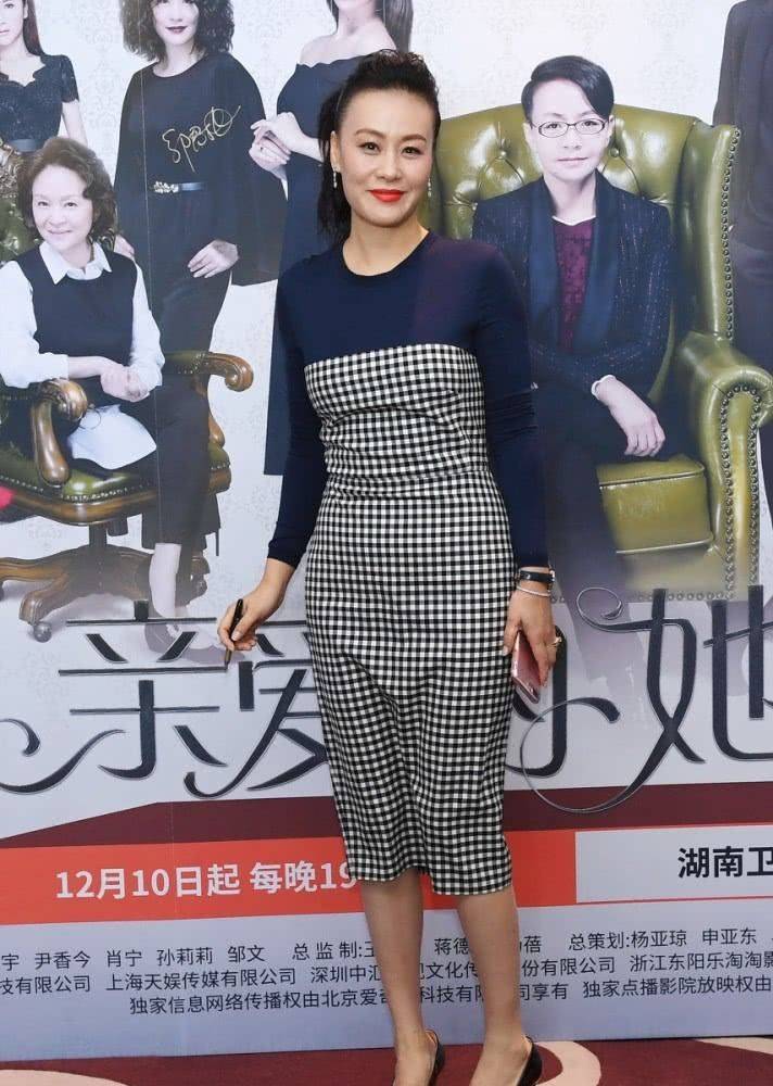 显得 邬君梅美的真实,不靠颜值不靠身材,全凭气质和专业实力取胜!