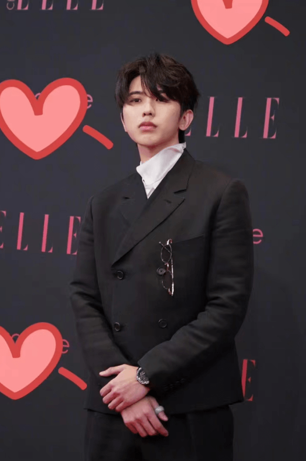 黑色 蔡徐坤的颜值真禁得住生图摧残，不修图侧颜都好看，穿西装太有范