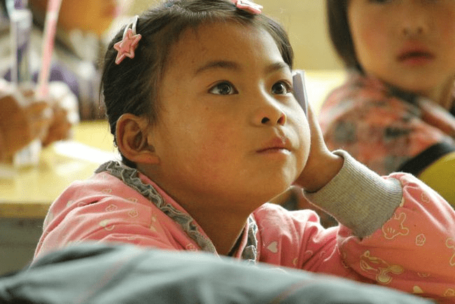 坏人|爸爸偷给2岁女儿吃零食，孩子营养不良，妈妈：还以为我是坏人吗