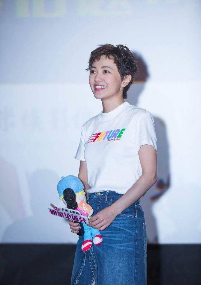 耳环 郭采洁牛仔裤和牛仔裙重叠穿，一长一短还搭配一头泡面短发，真是牛