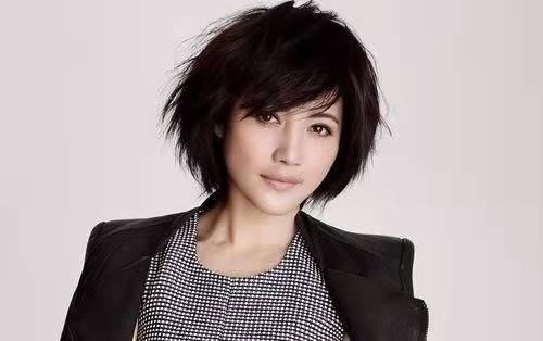 因为|演技封神的颜丙燕，如今几乎不见踪影，孤身一人十分潇洒！