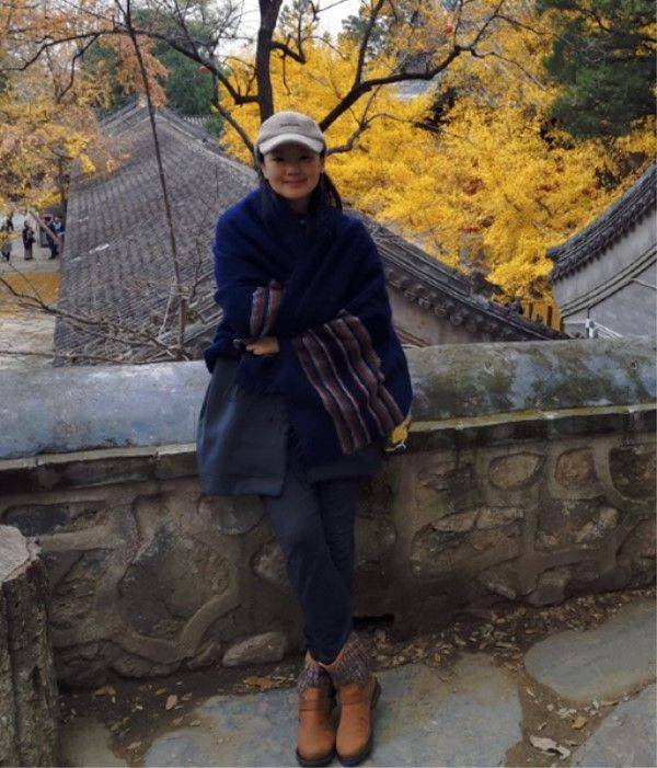 大衣咏梅走机场被拍，穿九分牛仔裤搭厚袜，51岁比年轻人打扮还时髦！