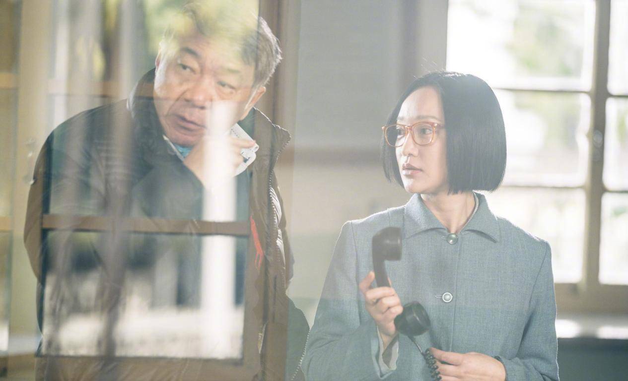 网格 周迅回归综艺学聪明，穿链条背心配网格袜，这身材造型真是没得挑