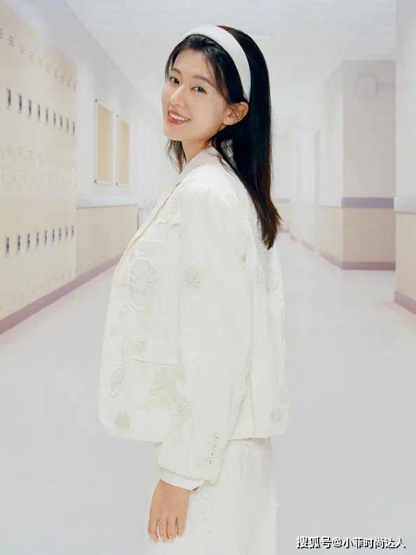 经验教程 今年不仅是流行复古穿搭，配饰上也在复古回潮，经典高级不挑人！