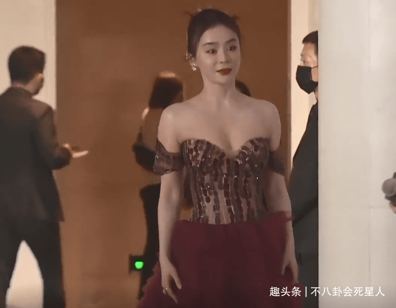 身材 红毯刺激战场!张柏芝红裙压阵,张天爱镂空裙,倪妮裹严实也不输