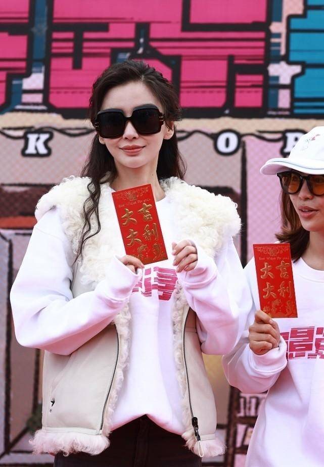 马甲 Baby真是瘦的过分了，脸上戴着眼镜，显得法令纹更明显了