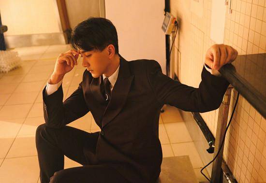 状态 刘恺威收工逛夜市，穿毛衣配牛仔裤吃路边摊，挎皮包似“老干部”