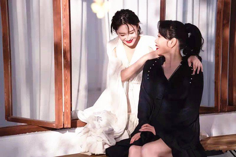 魅力 张馨予和妈妈的母女美搭,“母女式”穿搭的最佳组合,又美又飒