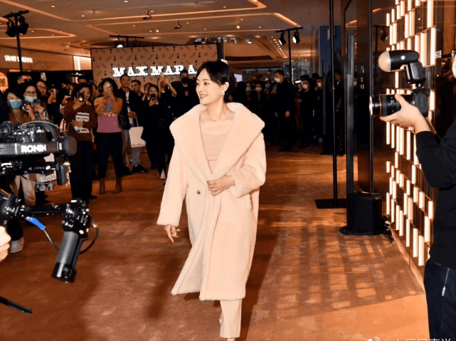 廓形 孙俪凹时尚造型再翻车！穿大火的泰迪熊大衣亮相，造型更像睡衣